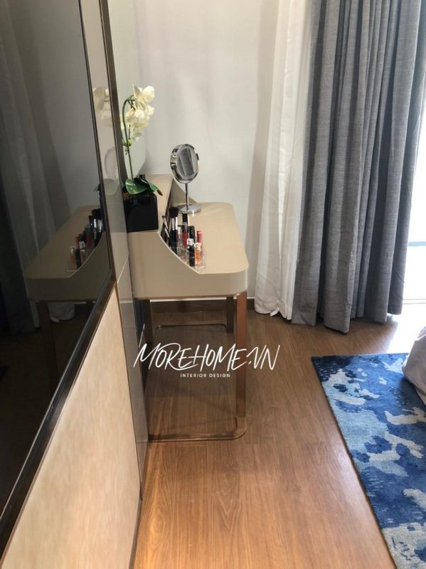 Hình ảnh bàn trang điểm cho phòng ngủ bằng gỗ công nghiệp màu be kết hợp chân bàn bằng inox mạ vàng phong cách hiện đại do Morehome sản xuất